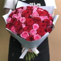 Букет из красных и розовых роз 51 шт. (40 см)