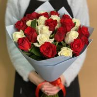 Букет из красных и белых роз 25 шт. (70 см)