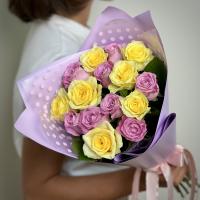 Букет из 17 желтых и розовых роз
